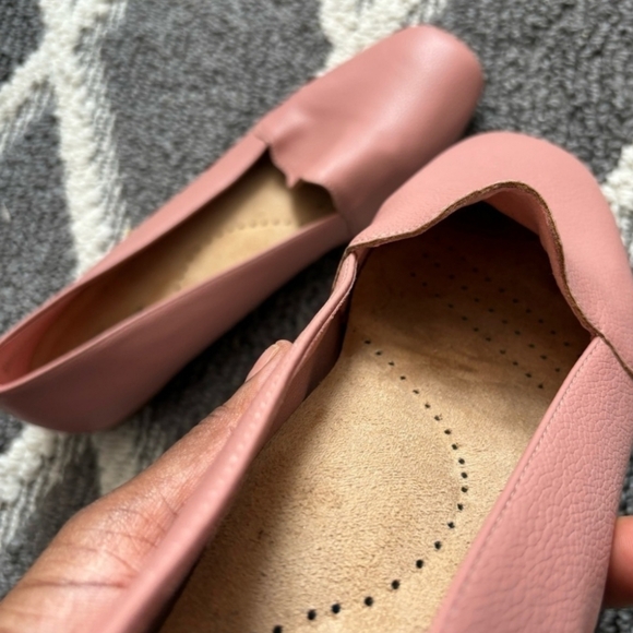 Trotters Sage Scalloped Detail Slip-Ons; fits like 10! - Picture 6 of 10